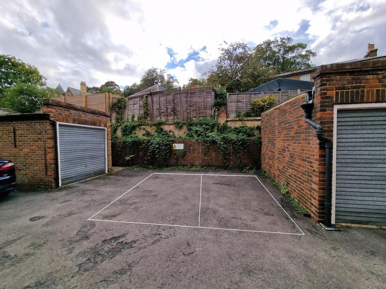 Millmead Apartment In Central Guildford With Parking Экстерьер фото
